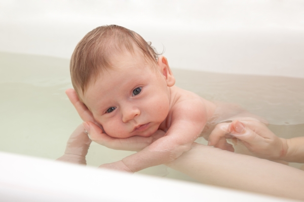 Dorothy Waide's video guide to bathing your newborn