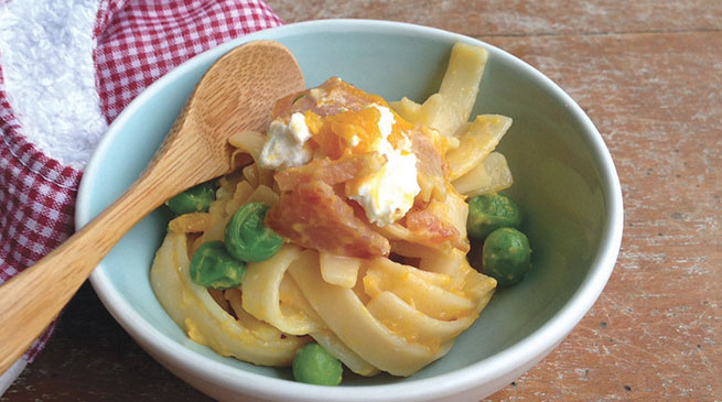 Pasta with pumpkin, bacon & peas