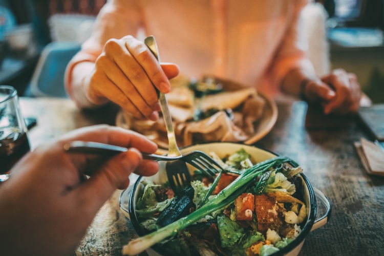 Eating out when pregnant - the do's & don'ts