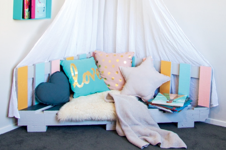 Upcycled wooden pallet to cosy nook