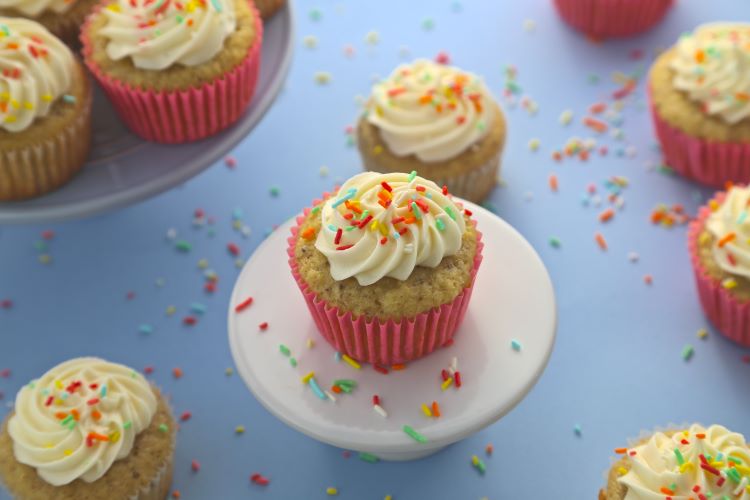 Easy vegan vanilla cupcakes