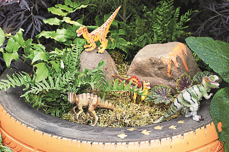 Dinosaur garden: make one with your kids!