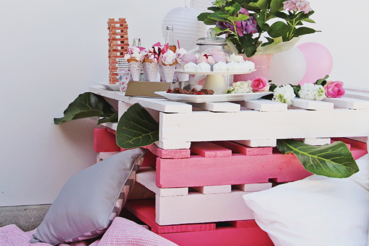 DIY: Painted pallet stack