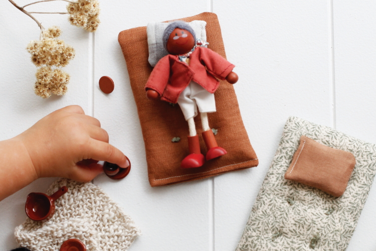 Craft: make cosy beds for tiny dolls